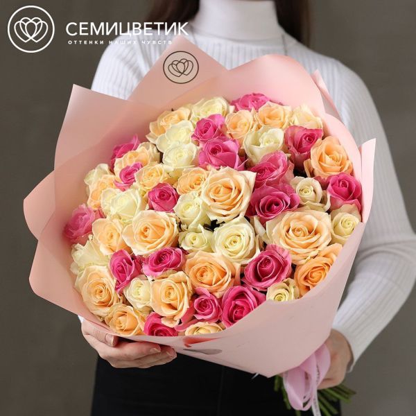 Букет из 51 розы 50 см нежный микс (Россия) в розовой пленке