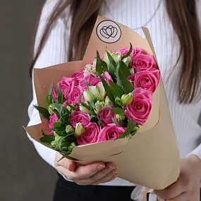 Букет из 15 розовых роз 35-40 см (Кения) и 7 белых альстромерий
