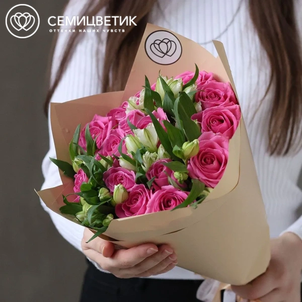 Букет из 15 розовых роз 35-40 см (Кения) и 7 белых альстромерий