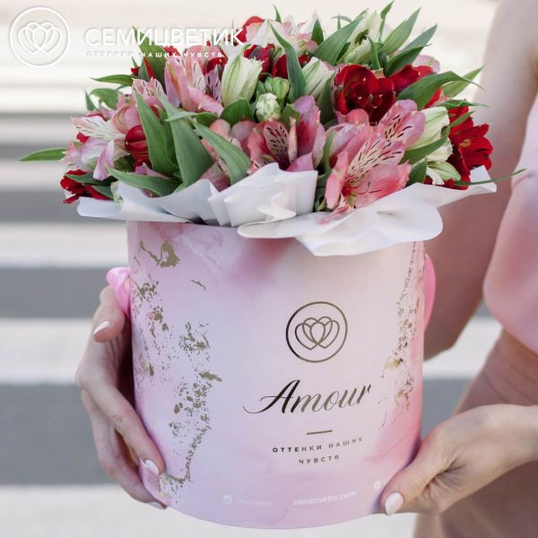 Букет в розовой шляпной коробке Amour Mini из 25 альстромерий микс