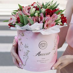 Букет в розовой шляпной коробке Amour Mini из 25 альстромерий микс