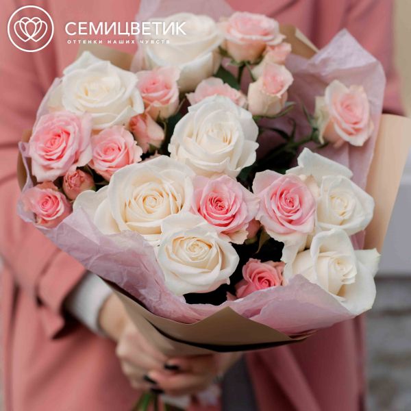 Букет из 7 белых роз и 4 кустовых розовых роз (Эквадор)