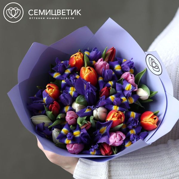 Букет из 15 синих ирисов и 20 тюльпанов микс 40 см в сиреневой пленке
