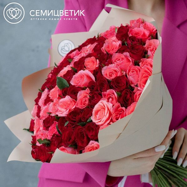Букет из 101 красной и коралловой розы 40 см (Кения) в кремовой пленке