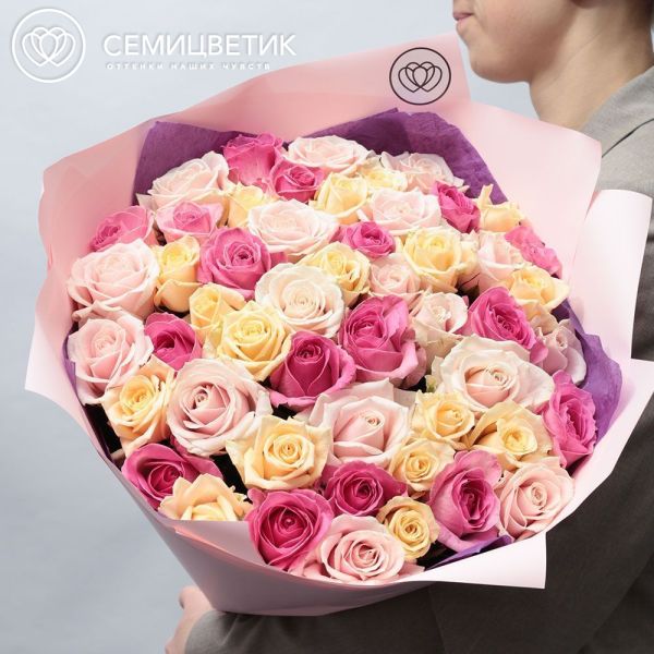 Букет из 51 розовой, нежно-розовой и кремовой розы 60 см (Россия)