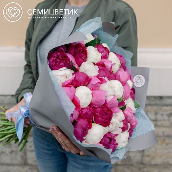 Букет из 51 пиона микс Standart Plus в голубой пленке