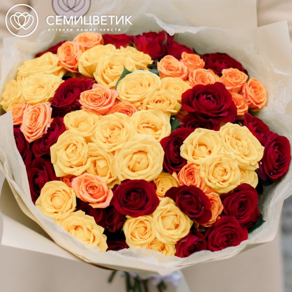 Букет из 25 красных, оранжевых и желтых кустовых роз 40 см (Эквадор)