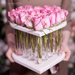 Композиция Сердце из 25 розовых роз в пробирках
