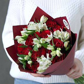 Свадебный букет  из 15 красных роз (Кения) и 7 белых альстромерий в бордовой пленке