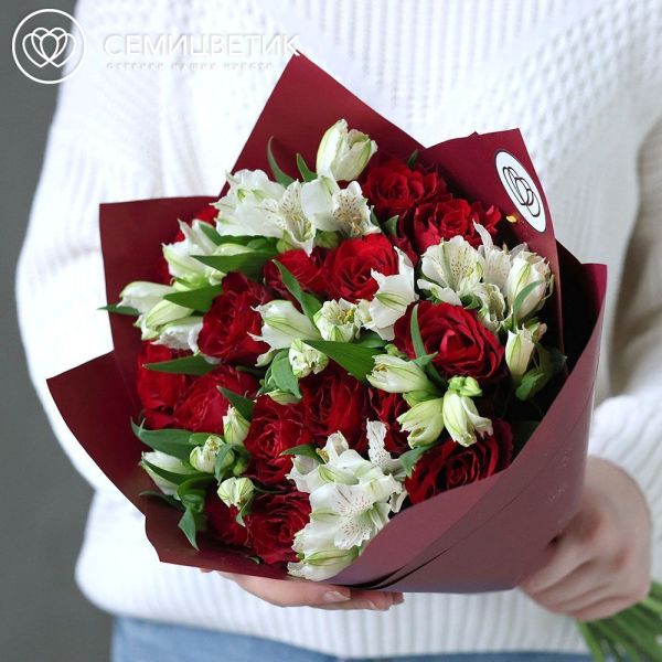 Букет из 15 красных роз (Кения) и 7 белых альстромерий в бордовой пленке