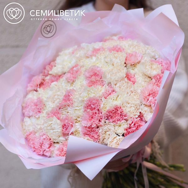 Букет из 101 розовой, белой и кремовой гвоздики в розовой пленке