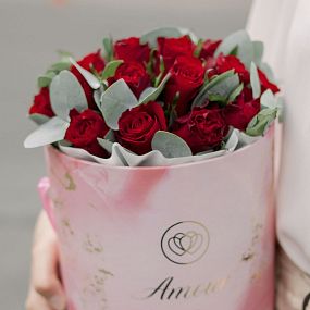 Букет в розовой шляпной коробке Amour Mini из 21 красной розы (Кения) с эвкалиптом