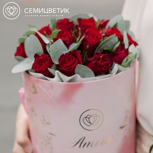 Букет в розовой шляпной коробке Amour Mini из 21 красной розы (Кения) с эвкалиптом