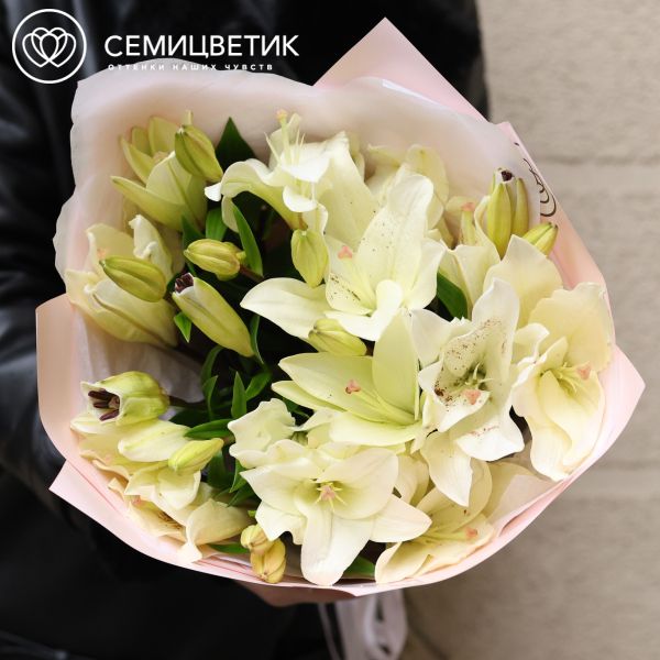 Букет из 7 лилий азитка микс в розовой упаковке