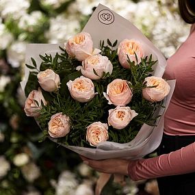 Букет из 11 персиковых пионовидных роз Juliet 50 см (Эквадор) с фисташкой
