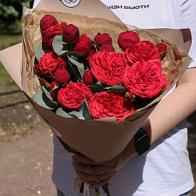Букет из 9 красных кустовых пионовидных роз Red Piano 40 см с эвкалиптом