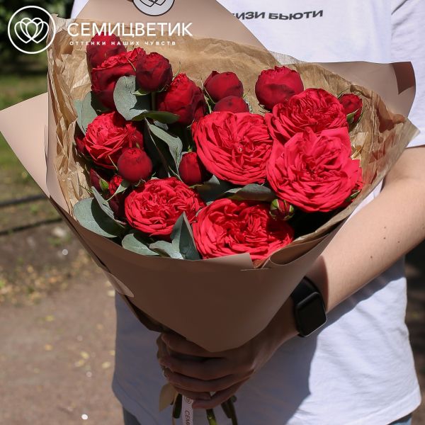 Букет из 9 красных кустовых пионовидных роз Red Piano 40 см с эвкалиптом