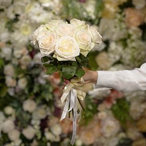 Букет из 9 белых пионовидных роз White O'Hara 40 см