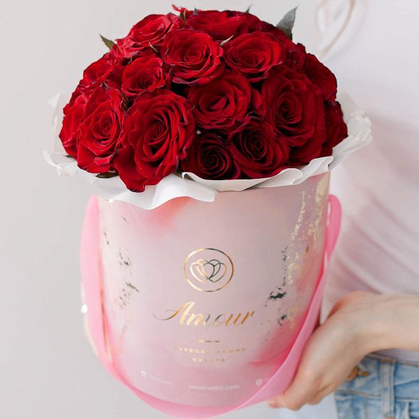 Букет в розовой шляпной коробке Amour Mini из 29 красных с темной каймой роз Магия (Россия) 