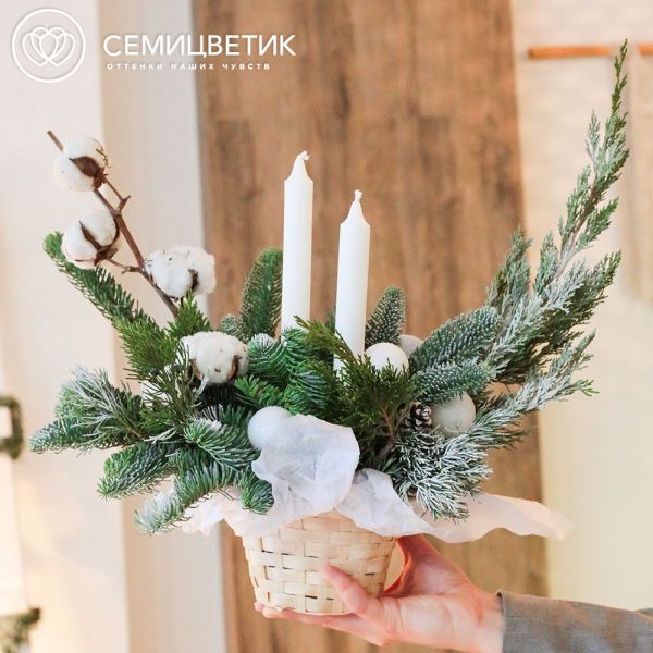 Новогодняя композиция со свечами в белых тонах