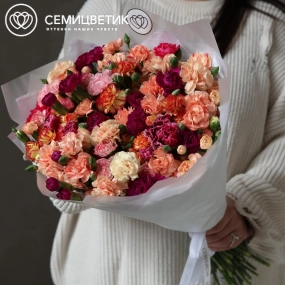 Букет из 51 кустовой гвоздики микс в прозрачной пленке