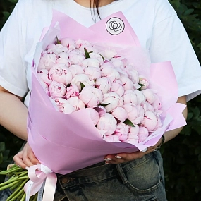 Букет из 51 розового пиона Standart в розовой пленке