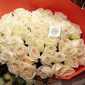 Букет из 51 белой пионовидной розы White O'Hara 40 см