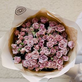 Букет из 21 сиреневой кустовой розы 40 см (Кения) в кремовой пленке