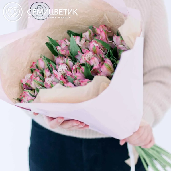 Букет из 25 альстромерий в розовых тонах в розовой пленке