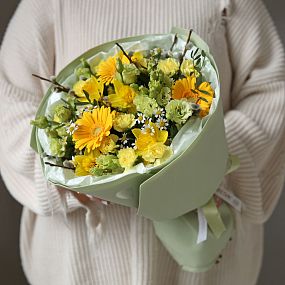 Круглый пасхальный букет с матрикарией и нарциссами в упаковке