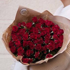 Свадебный букет  из 23 красных кустовых роз 40 см (Кения)