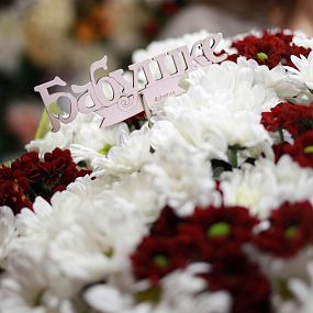 Букет из 51 белой и красной кустовой хризантемы