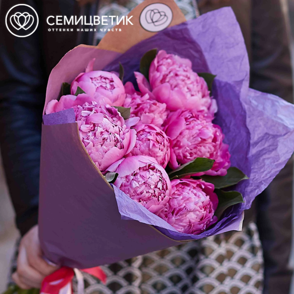 Букет из 7 ярко-розовых пионов Flemming Premium в упаковке