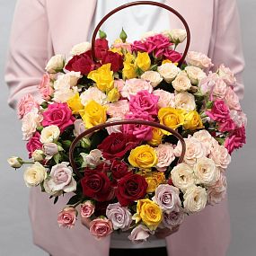 Композиция из 25 кустовых роз микс в сумочке
