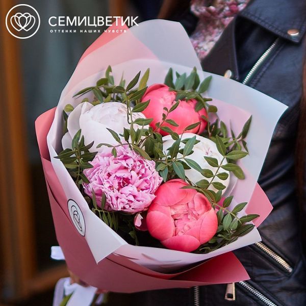 Букет из 5 пионов микс Premium с фисташкой