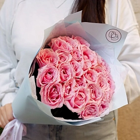 Букет из 25 нежно-розовых роз 60 см (Россия) в голубой пленке