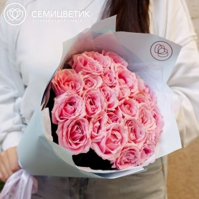 Букет из 25 нежно-розовых роз 60 см (Россия) в голубой пленке