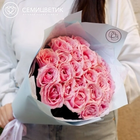 Букет из 25 нежно-розовых роз 60 см (Россия) в голубой пленке