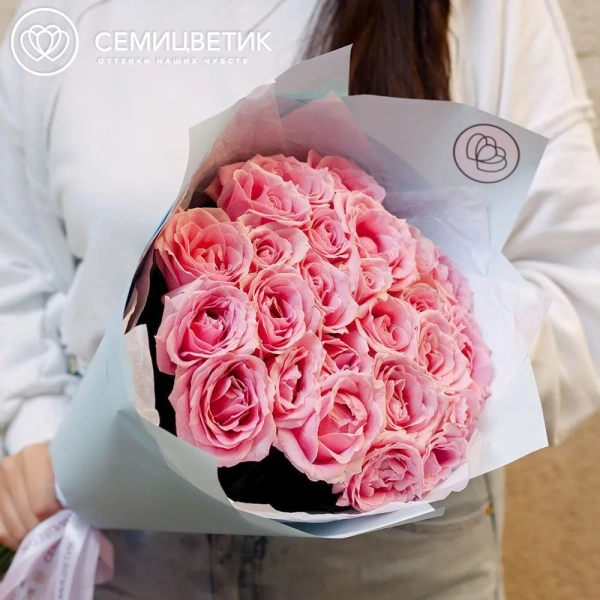 Букет из 25 нежно-розовых роз 60 см (Россия) в голубой пленке