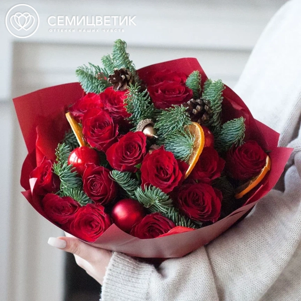 Букет из 15 красных роз (Кения) с елью, шишками и апельсинами в упаковке