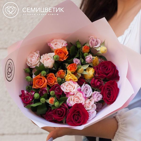 Букет из 9 кустовых роз 40 см микс (Кения) в розовой пленке