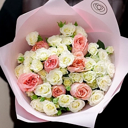 Букет из 7 кораллово-розовых пионовидных роз Wild Love и 10 белых кустовых роз