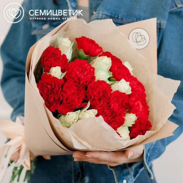 Букет из 15 красных гвоздик и 10 белых роз 35-40 см (Кения) в кремовой пленке