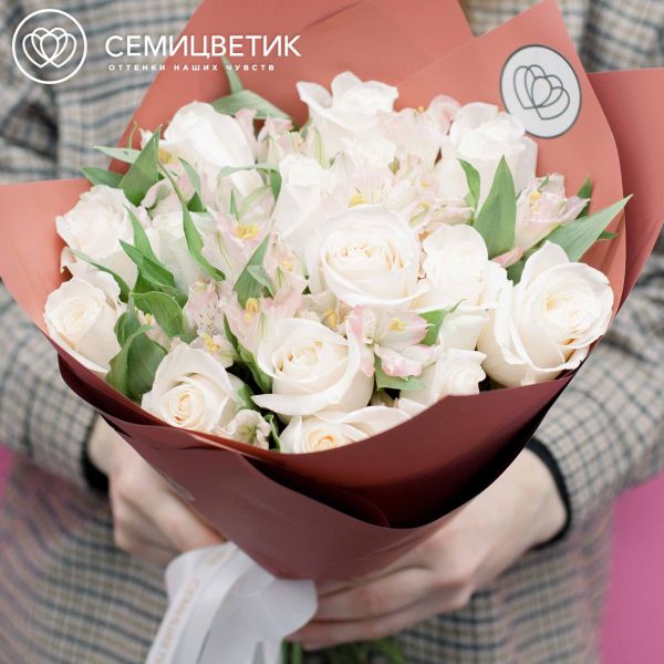 Букет из 15 белых роз Vendela 50 см (Эквадор) и 10 розовых альстромерий