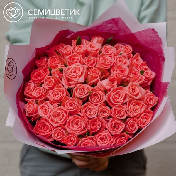 Букет из 51 коралловой розы 35-40 см (Россия) в розовой пленке