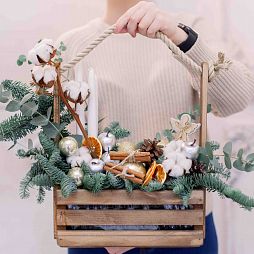 Новогодняя композиция с елью, корицей и хлопком в коричневом деревянном ящике