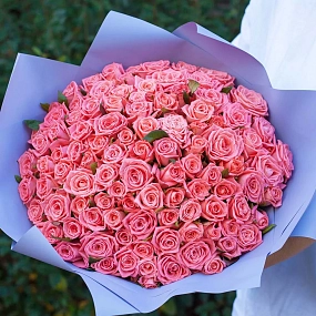 Букет из 101 коралловой розы 35-40 см (Россия) в сиреневой пленке