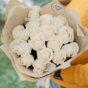 Мини-букет  из 15 белых роз Vendela 60 см (Эквадор) в кремовой пленке