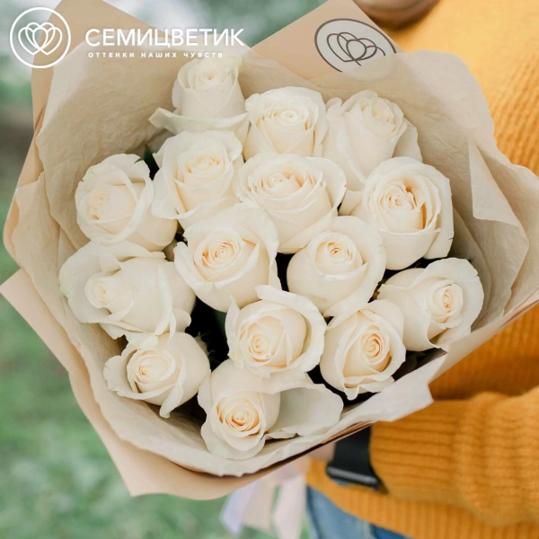 Букет из 15 белых роз Vendela 60 см (Эквадор) в кремовой пленке