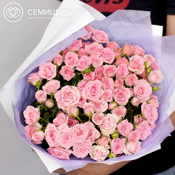 Букет из 25 розовых кустовых роз 40 см (Кения) в белой пленке